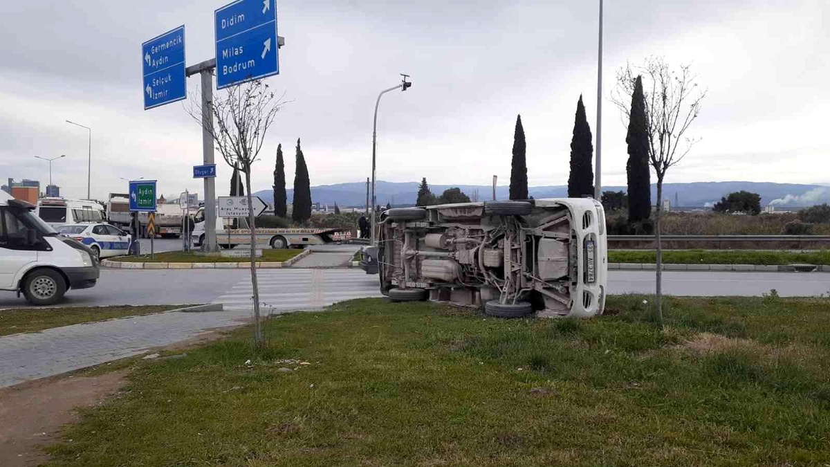 Söke\'de otomobile çarpan kamyonet takla attı