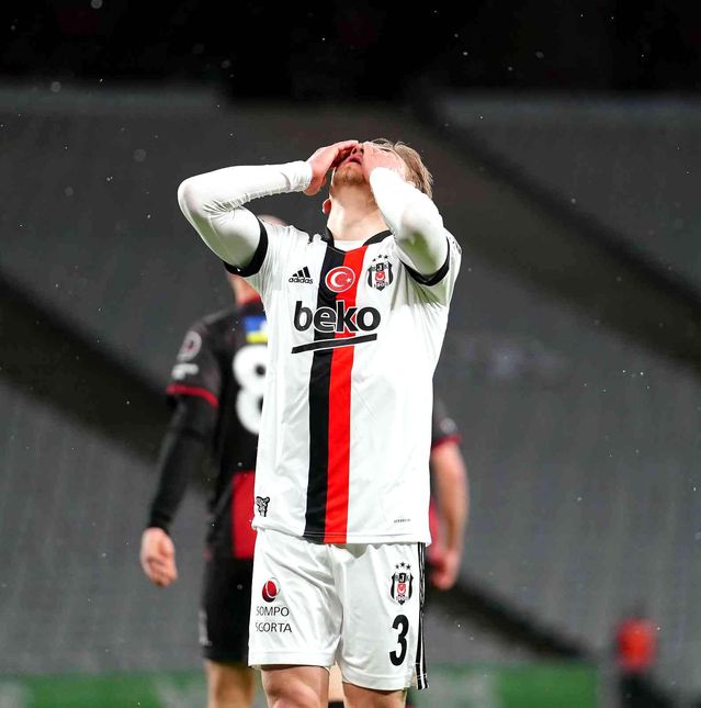 Spor Toto Süper Lig: Fatih Karagümrük: 0 Beşiktaş: 1 (İlk yarı)