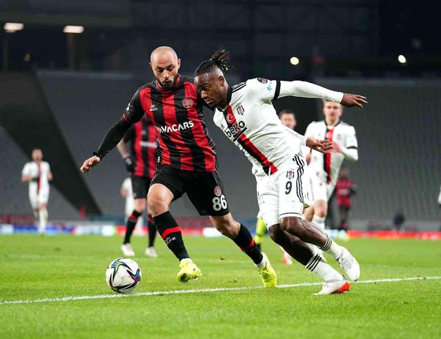 Spor Toto Süper Lig: Fatih Karagümrük: 0 Beşiktaş: 1 (İlk yarı)