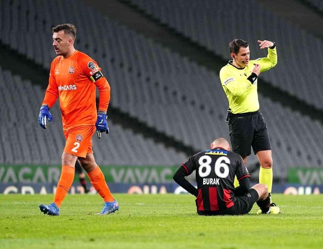 Spor Toto Süper Lig: Fatih Karagümrük: 0 Beşiktaş: 1 (İlk yarı)