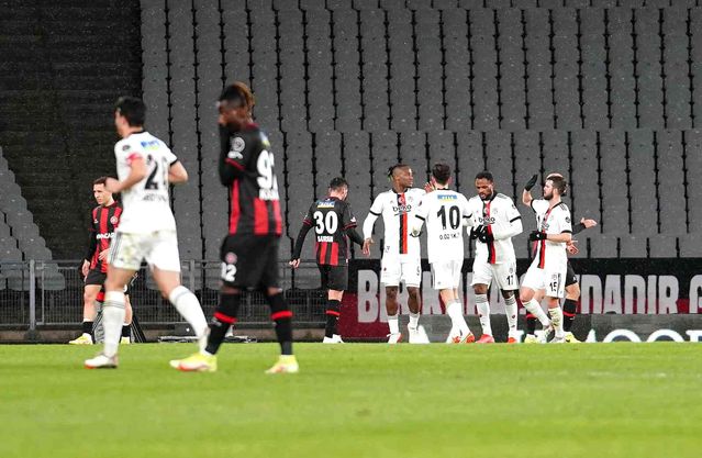 Spor Toto Süper Lig: Fatih Karagümrük: 0 Beşiktaş: 1 (İlk yarı)
