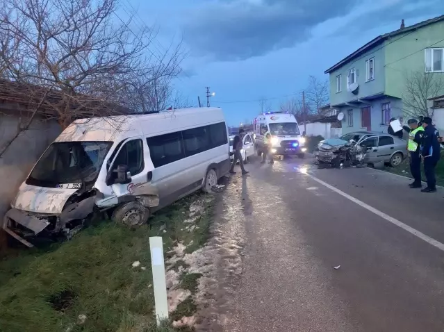 Servis minibüsü ile otomobil çarpıştı: 15 yaralı