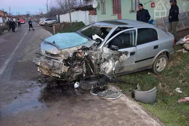 Servis minibüsü ile otomobil çarpıştı: 15 yaralı