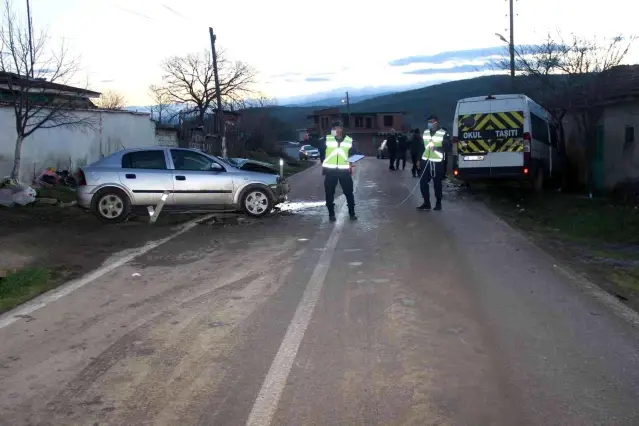 Servis minibüsü ile otomobil çarpıştı: 15 yaralı