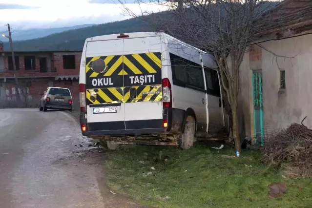 Servis minibüsü ile otomobil çarpıştı: 15 yaralı