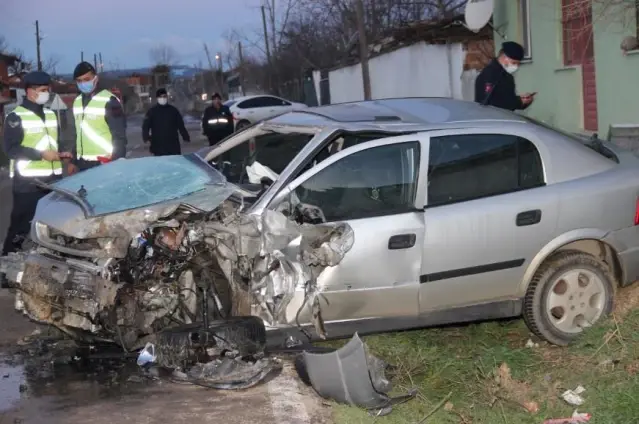 Servis minibüsü ile otomobil çarpıştı: 15 yaralı