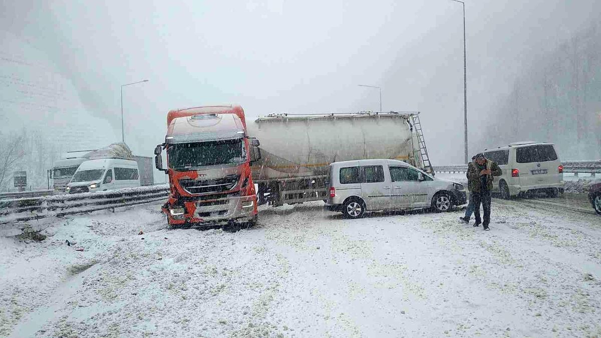 TEM\'de makaslayan tır Bolu Dağı Tüneli\'de trafiği durdurdu