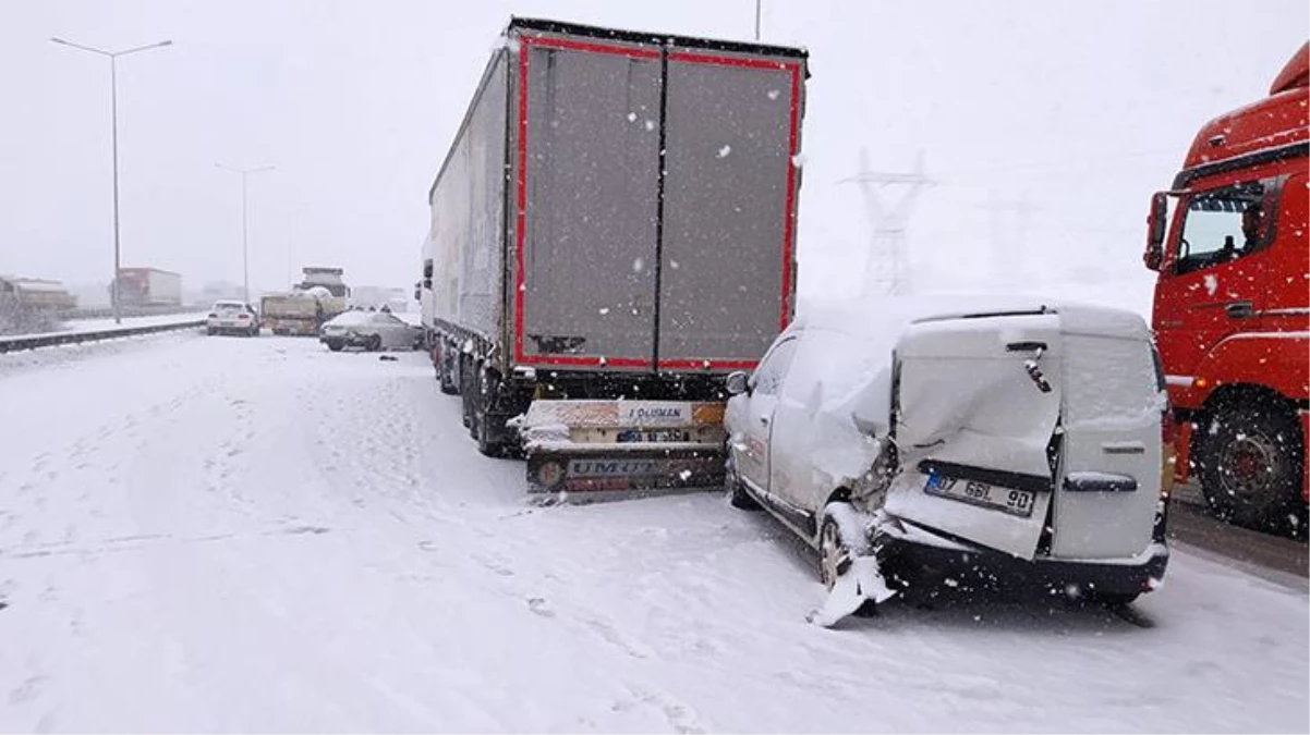 TEM Otoyolu\'nda kar yağışı nedeniyle 24 araç birbirlerine girdi: 5 yaralı