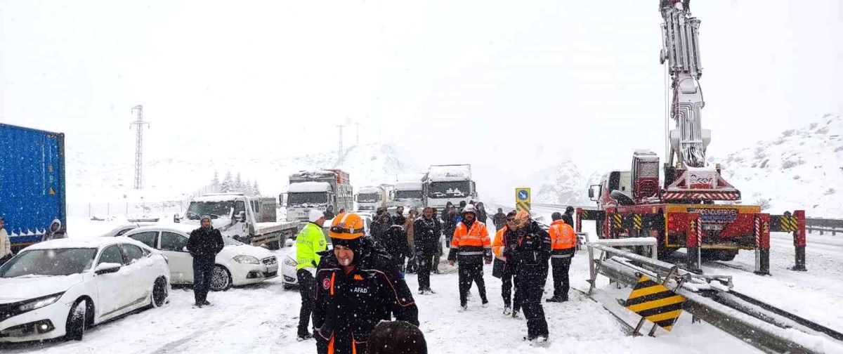 Tır devrildi, yol trafiğe kapatıldı