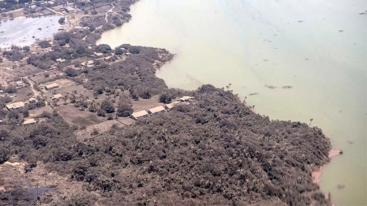 Tonga\'da yanardağ patlaması sonrası kül yığını: Yardım uçakları başkentte havalimanına iniş yapamıyor