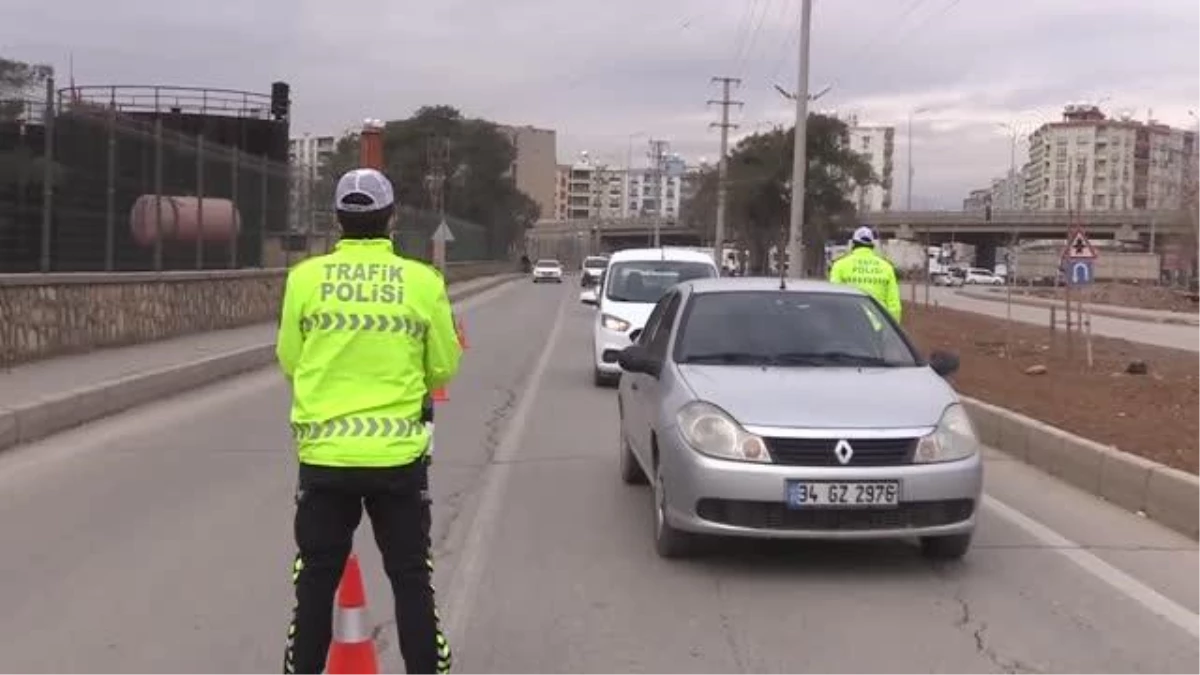 Trafik polisi aracı arızalanan sürücüye yardım etti