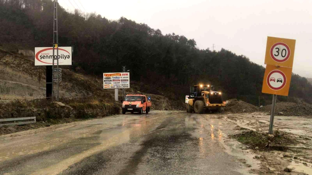 Türkeli-Çatalzeytin karayolunda heyelan