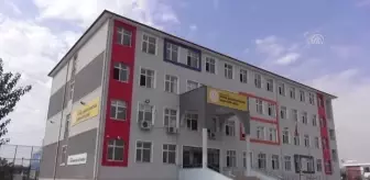 Ünlülerin fotoğraflarıyla donatılan 'motivasyon köşesi' öğrencilere yön verecek