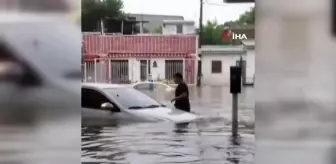 Uruguay'da sel suları araçları yuttu