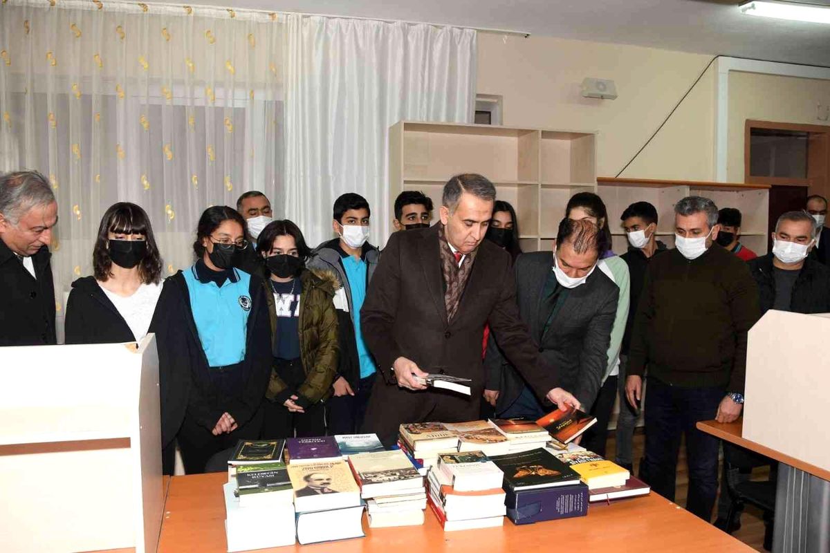 Vali Mahmut Çuhadar\'dan kitap kampanyasına destek