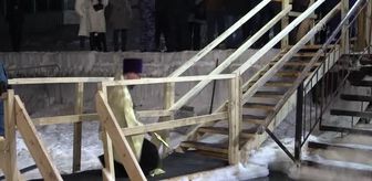 VLADİVOSTOK - Epifani Bayram'nı dondurucu havada suya girerek kutladılar