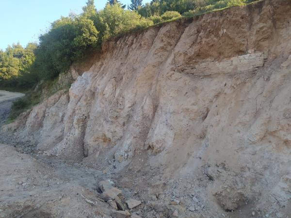 Yağmur suları Roma dönemine ait mezarı açığa çıkardı