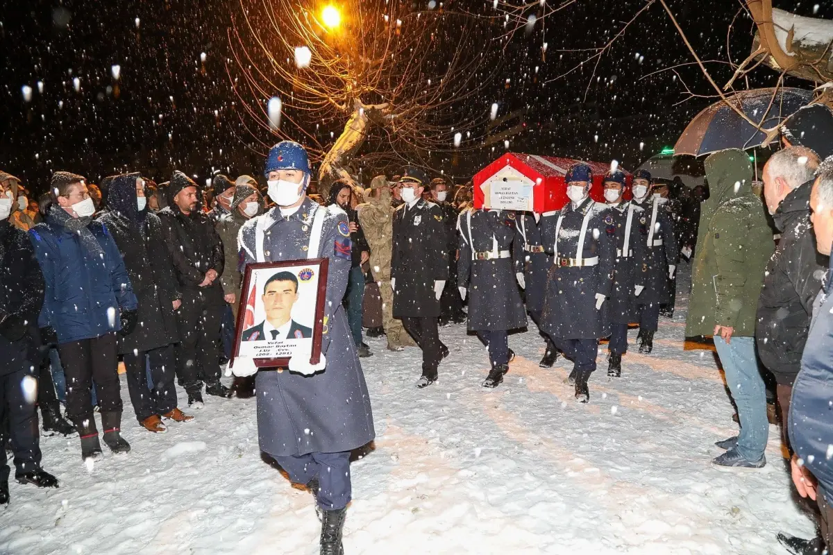 Son dakika haberleri... Yangında yaşamını yitiren jandarma uzman onbaşı Bingöl\'de defnedildi