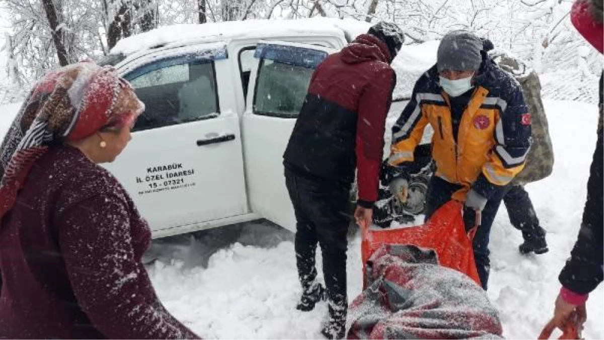 Yolu kardan kapalı evde rahatsızlanan kadın, hastaneye ulaştırıldı