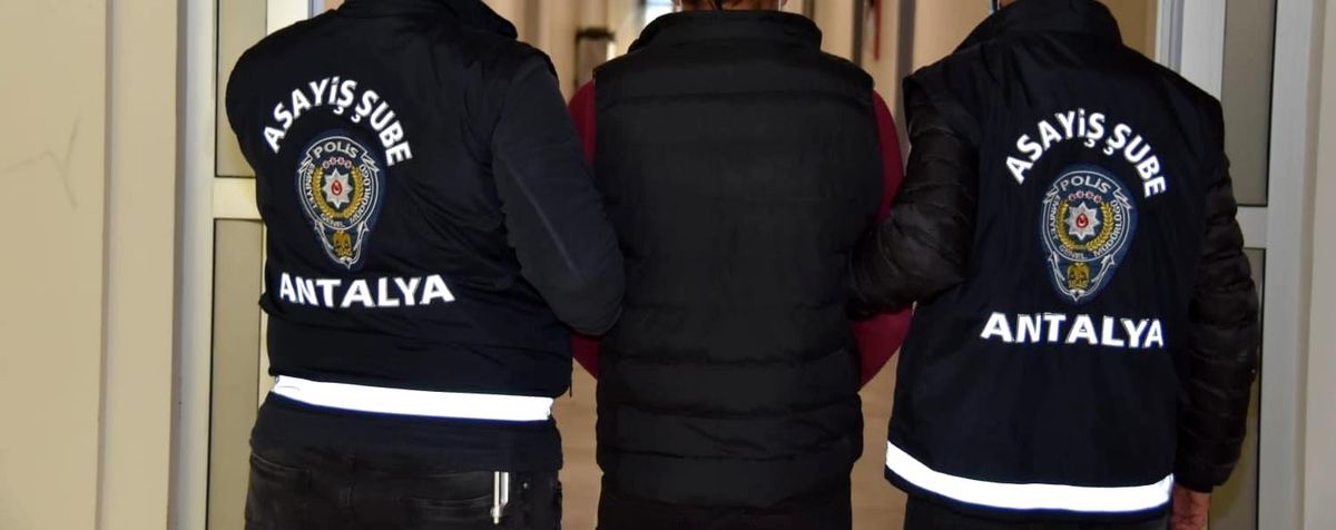 Son dakika haberleri! 45 yıl hapis cezası ile aranırken polislere yakalanan şahıs: "Yolun sonuna geldik"