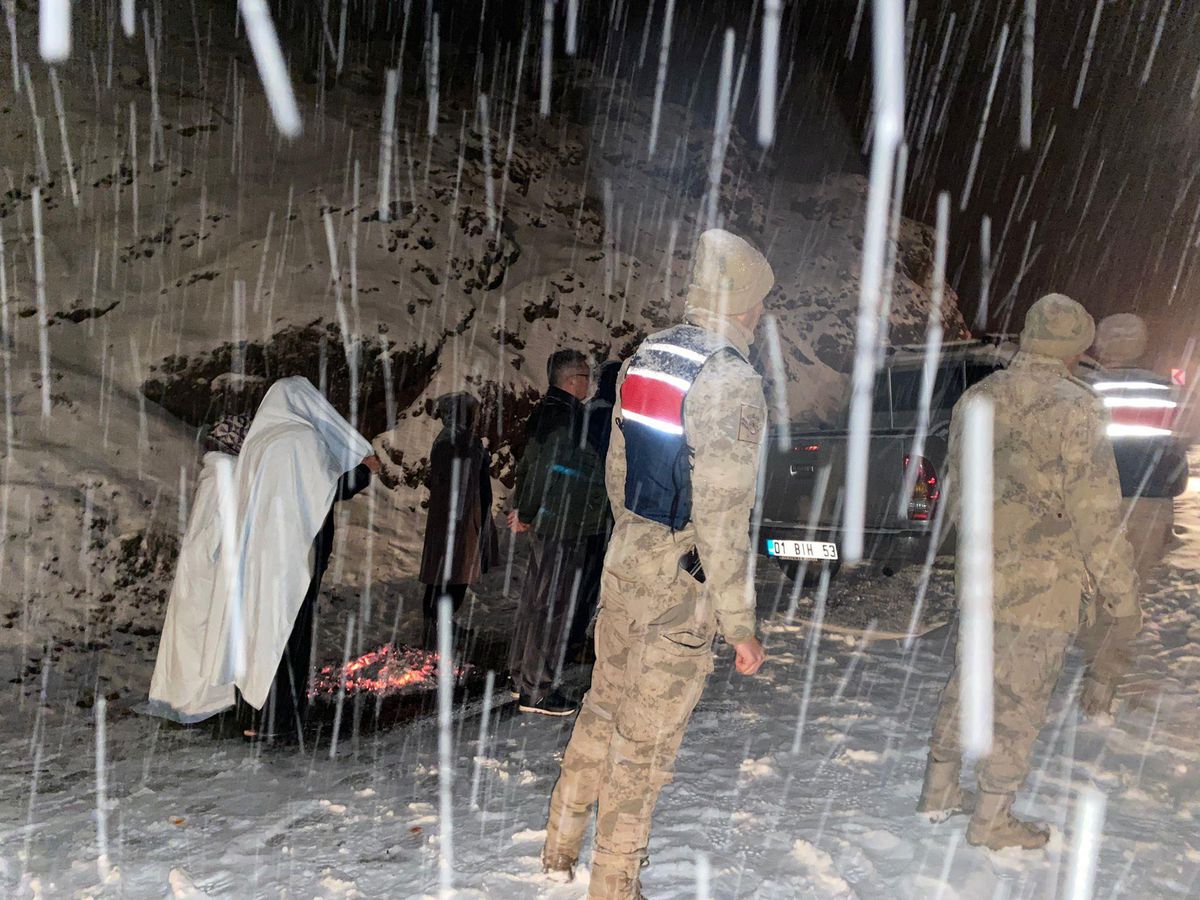 Adıyaman\'da kar yağışı nedeniyle yolda mahsur kalan 10 kişiyi jandarma kurtardı