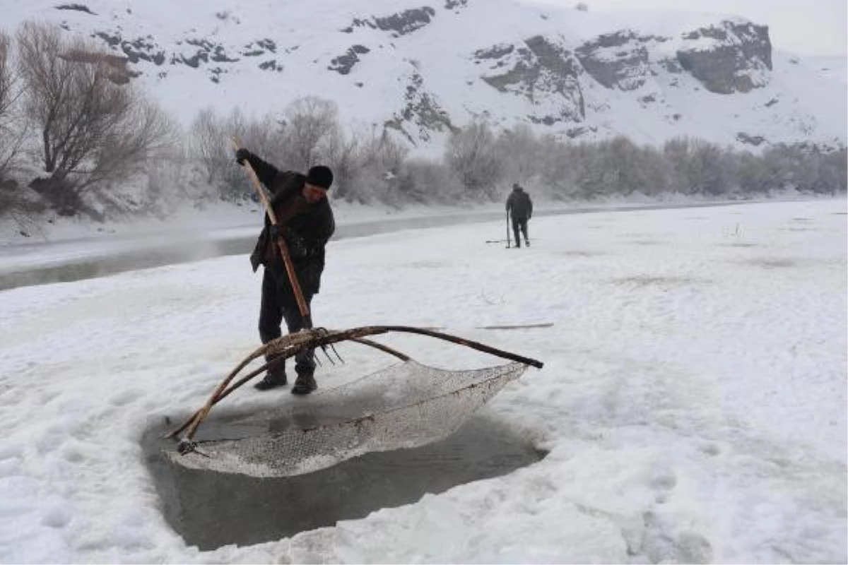Ağrı\'da balıkçılar, eksi 30 derecede buzu kırıp balık avlıyor