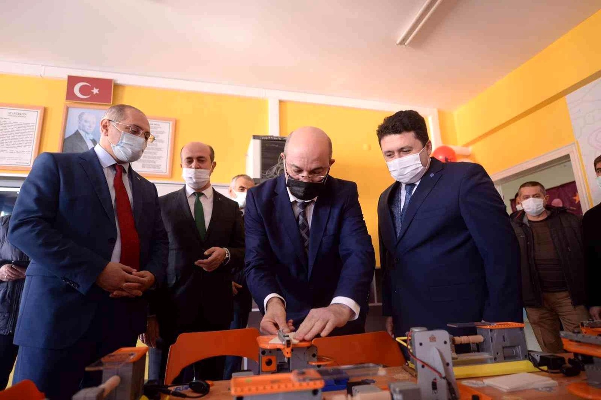 Altıeylül Belediyesi\'nden öğrencilere ahşap beceri atölyesi