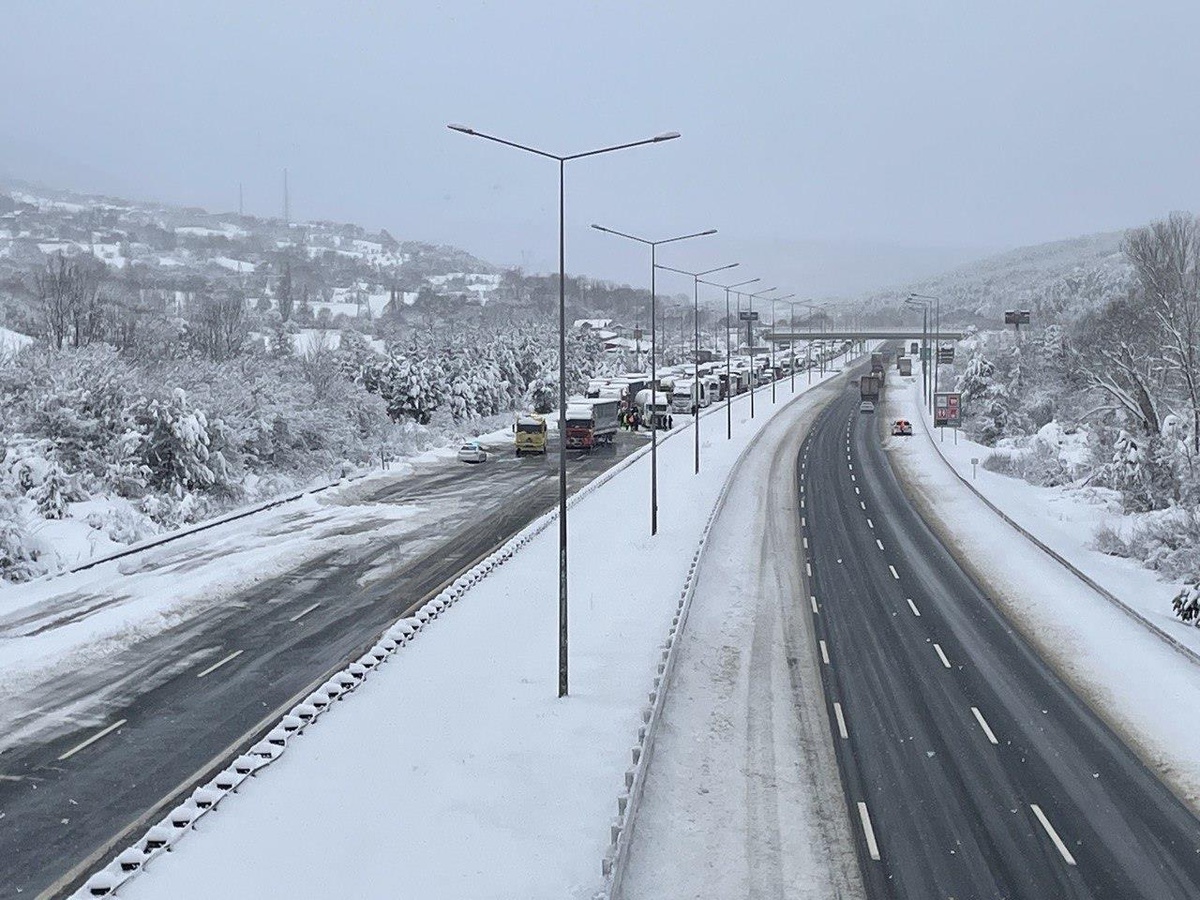 Anadolu Otoyolu\'nun Bolu kesiminde kar nedeniyle Ankara yönüne ulaşım sağlanamıyor