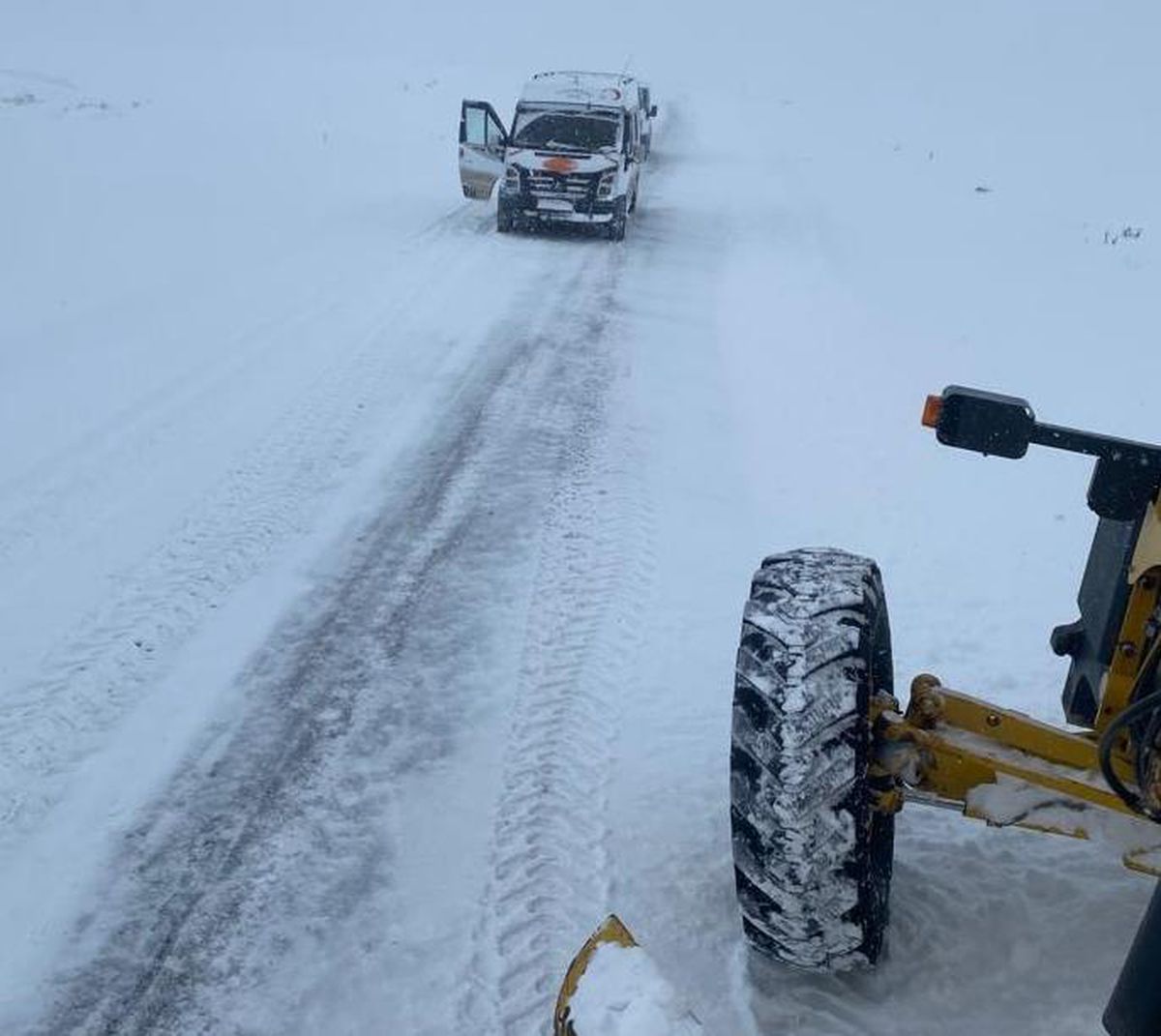 Ardahan ve Kars\'ta kar nedeniyle ulaşıma kapanan 28 köy yolu açıldı