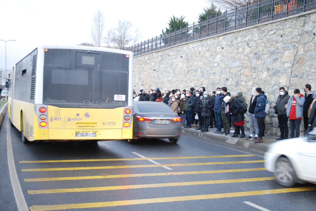Arıza yapan İETT otobüsü trafiğin aksamasına neden oldu