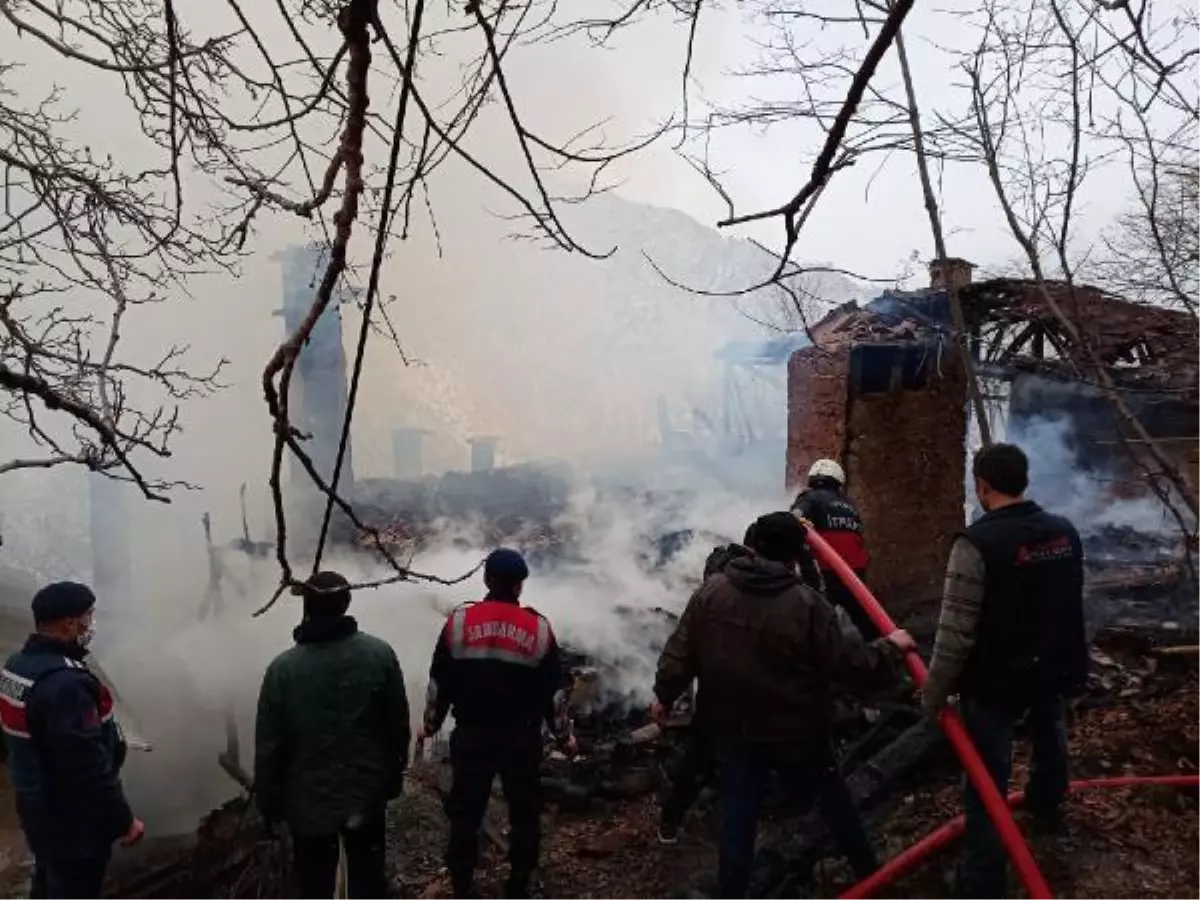 Artvin'de 4 ev, alev alev yandı