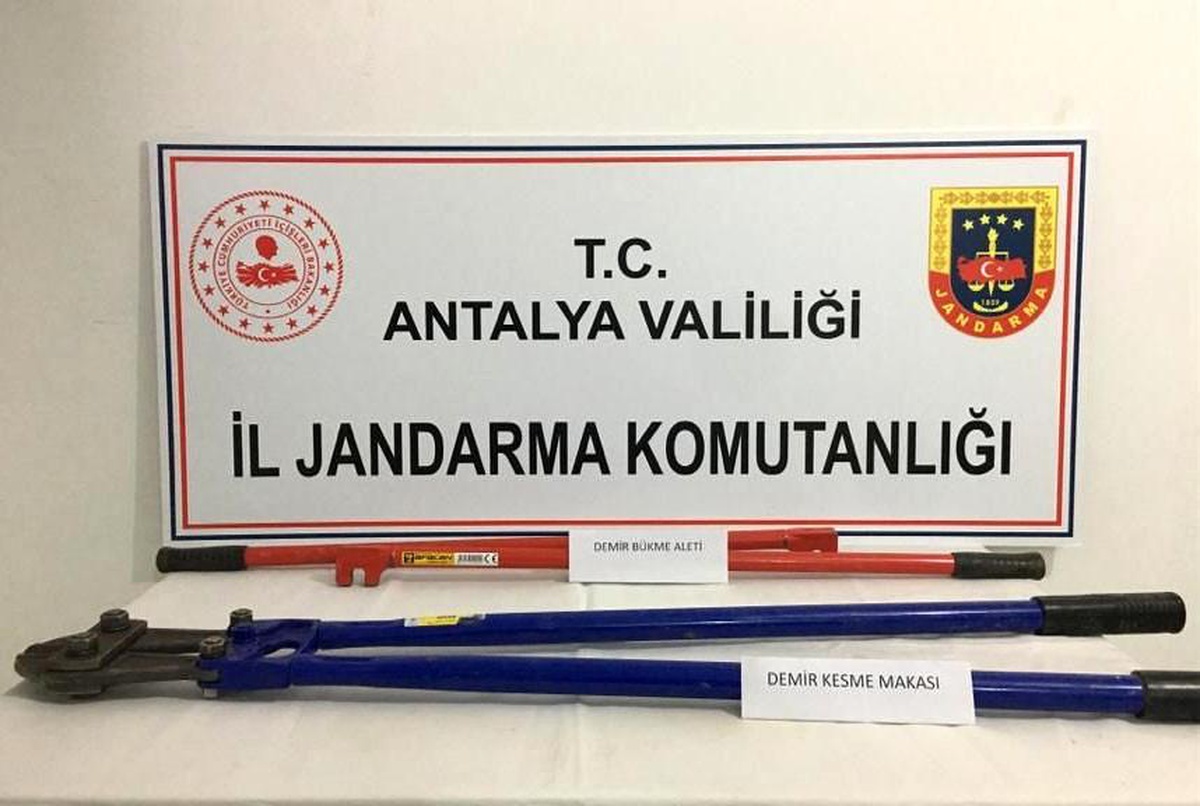 Aynı gün 4 farklı inşaattan 350 bin TL değerinde malzeme çalan 3 şüpheli yakayı ele verdi