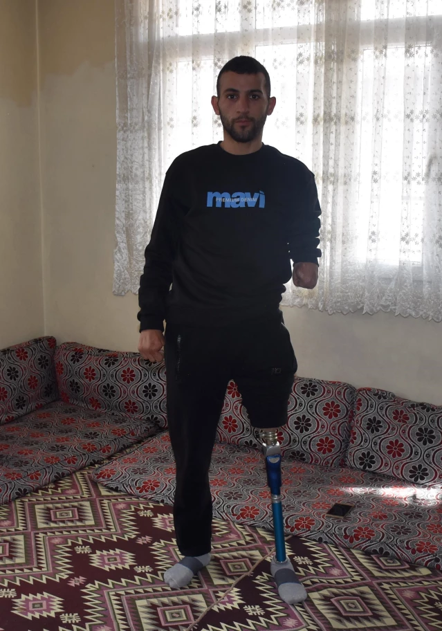 Bacağını ve kolunu kaybeden genç kavuştuğu proteziyle yeniden yürüdü