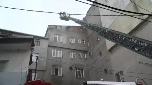 BEYOĞLU'NDA YANGIN ÇIKAN BİNADAKİ KADIN BİRİNCİ KATTAN ATLADI