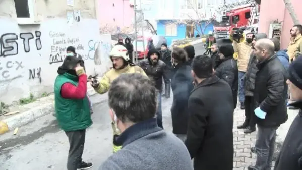 BEYOĞLU'NDA YANGIN ÇIKAN BİNADAKİ KADIN BİRİNCİ KATTAN ATLADI