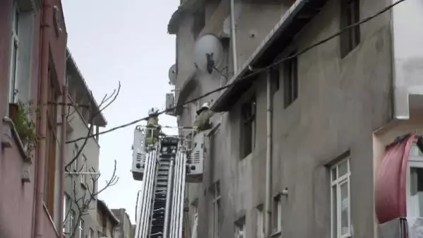 BEYOĞLU'NDA YANGIN ÇIKAN BİNADAKİ KADIN BİRİNCİ KATTAN ATLADI