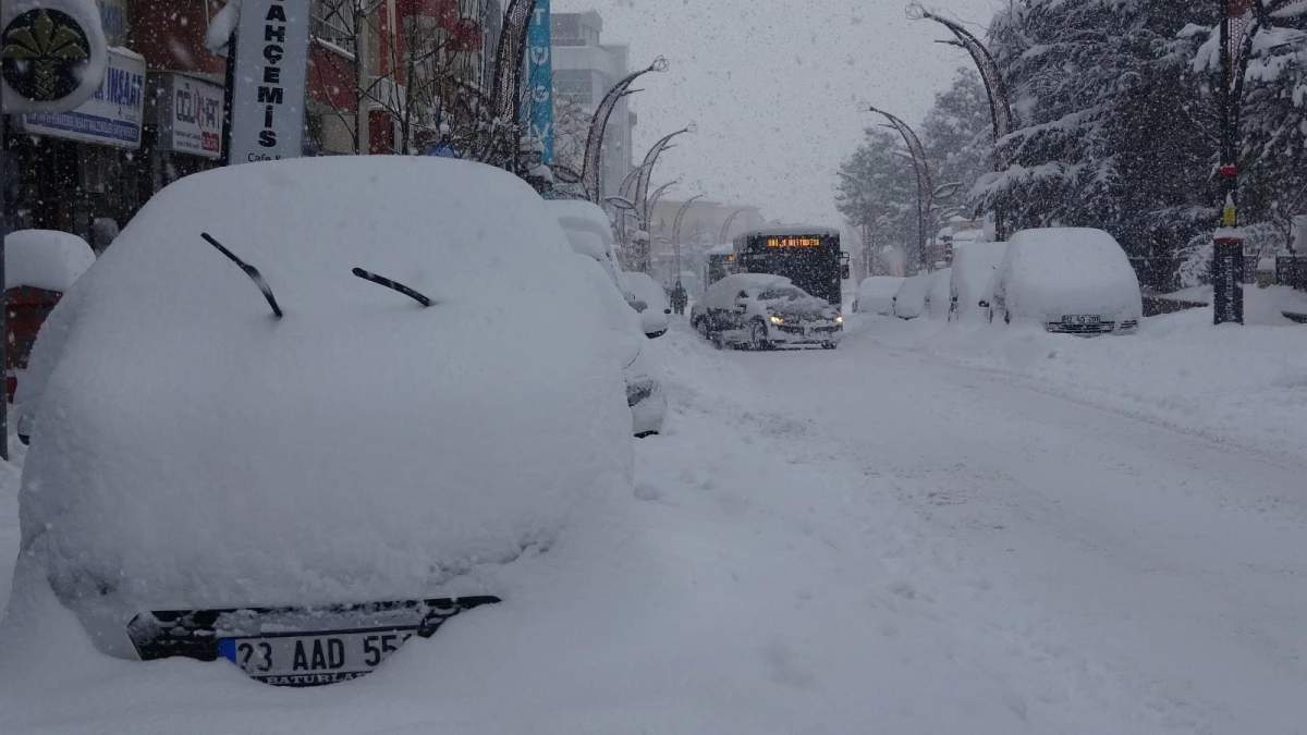 Bingöl\'de kar esareti: Araçlar kara gömüldü, 281 köy yolu ulaşıma kapandı