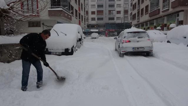 Bingöl'de kar esareti: Araçlar kara gömüldü, 281 köy yolu ulaşıma kapandı