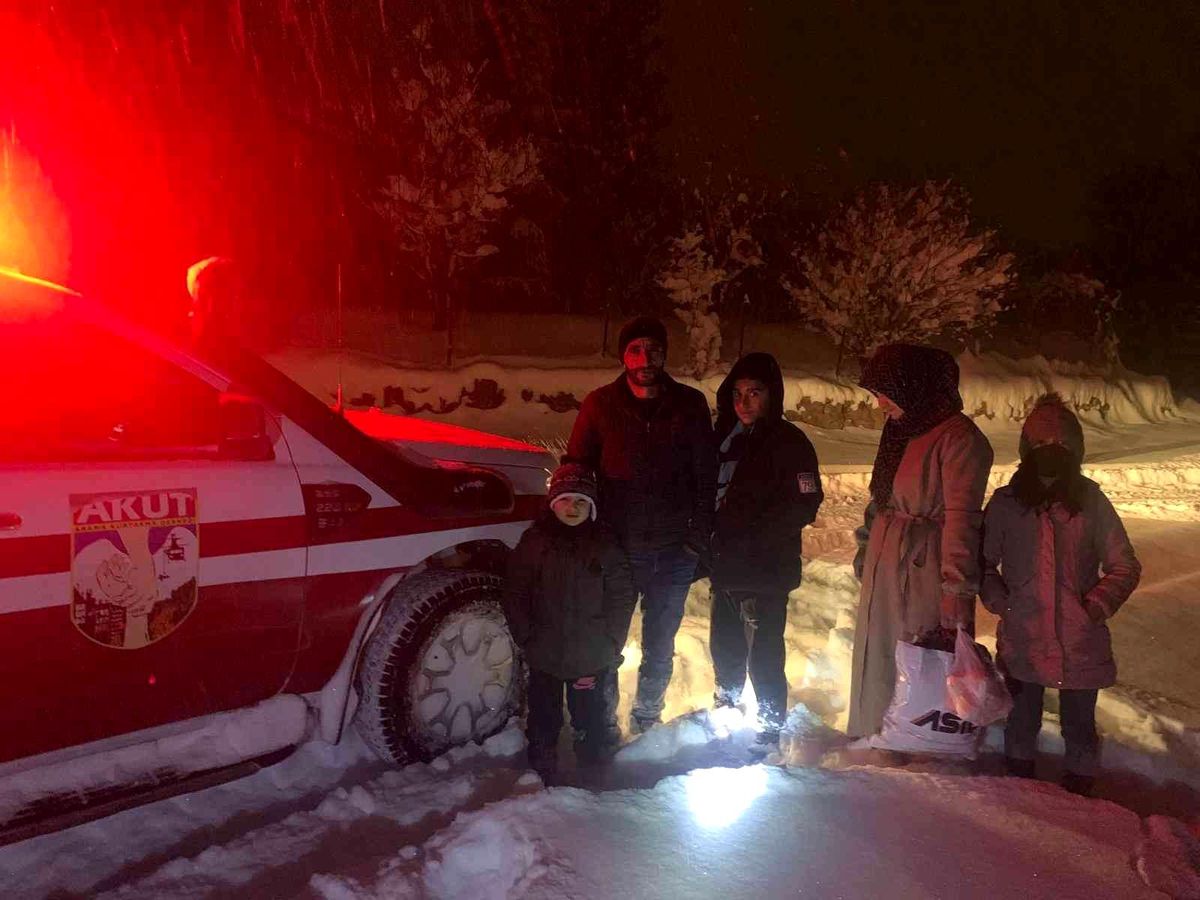 Bingöl\'de kar ve tipide mahsur kalan ailenin imdadına AKUT yetişti