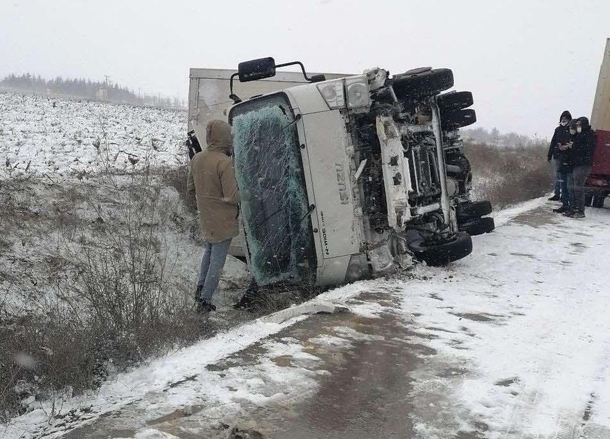 Buzlu yolda kontrolden çıkan kamyonet devrildi, 2 kişi yaralandı