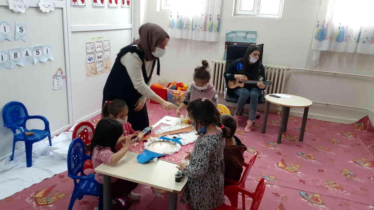 Çocuklar suni karla eğitim alırken gerçek kar yağdı
