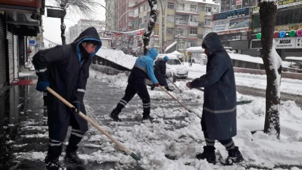 DİYARBAKIR'DA KAR KALINLIĞI 25 SANTİMİ GEÇTİ, 33 KÖY YOLU ULAŞIMA KAPANDI