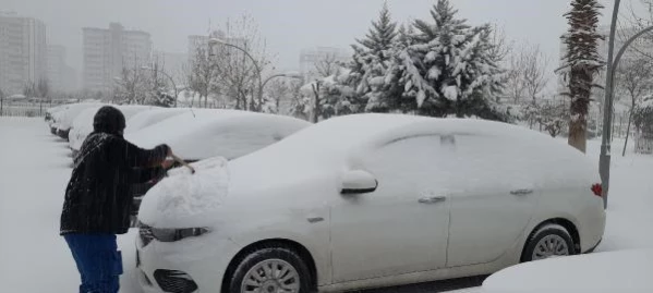 DİYARBAKIR'DA KAR KALINLIĞI 25 SANTİMİ GEÇTİ, 33 KÖY YOLU ULAŞIMA KAPANDI