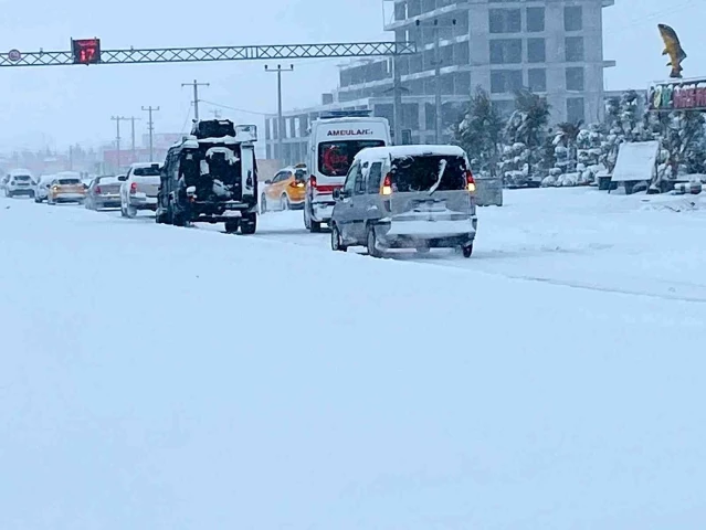 Diyarbakır kara teslim, araçlar yollarda kaldı