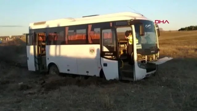 EDİRNE'DE MEMURLARI TAŞIYAN MİNİBÜS YOLDAN ÇIKTI, 8 YARALI