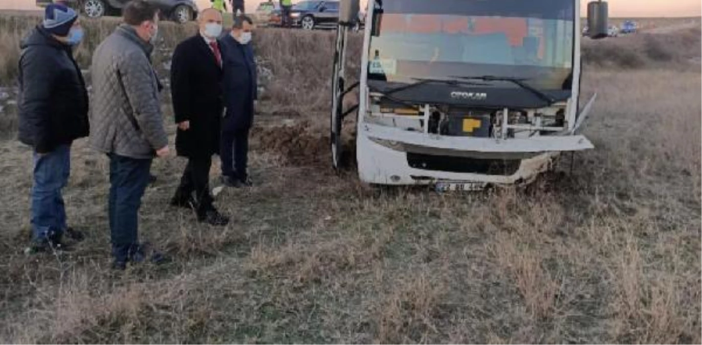 Edirne\'de memurların servis midibüsü, tarlaya devrildi: 8 yaralı