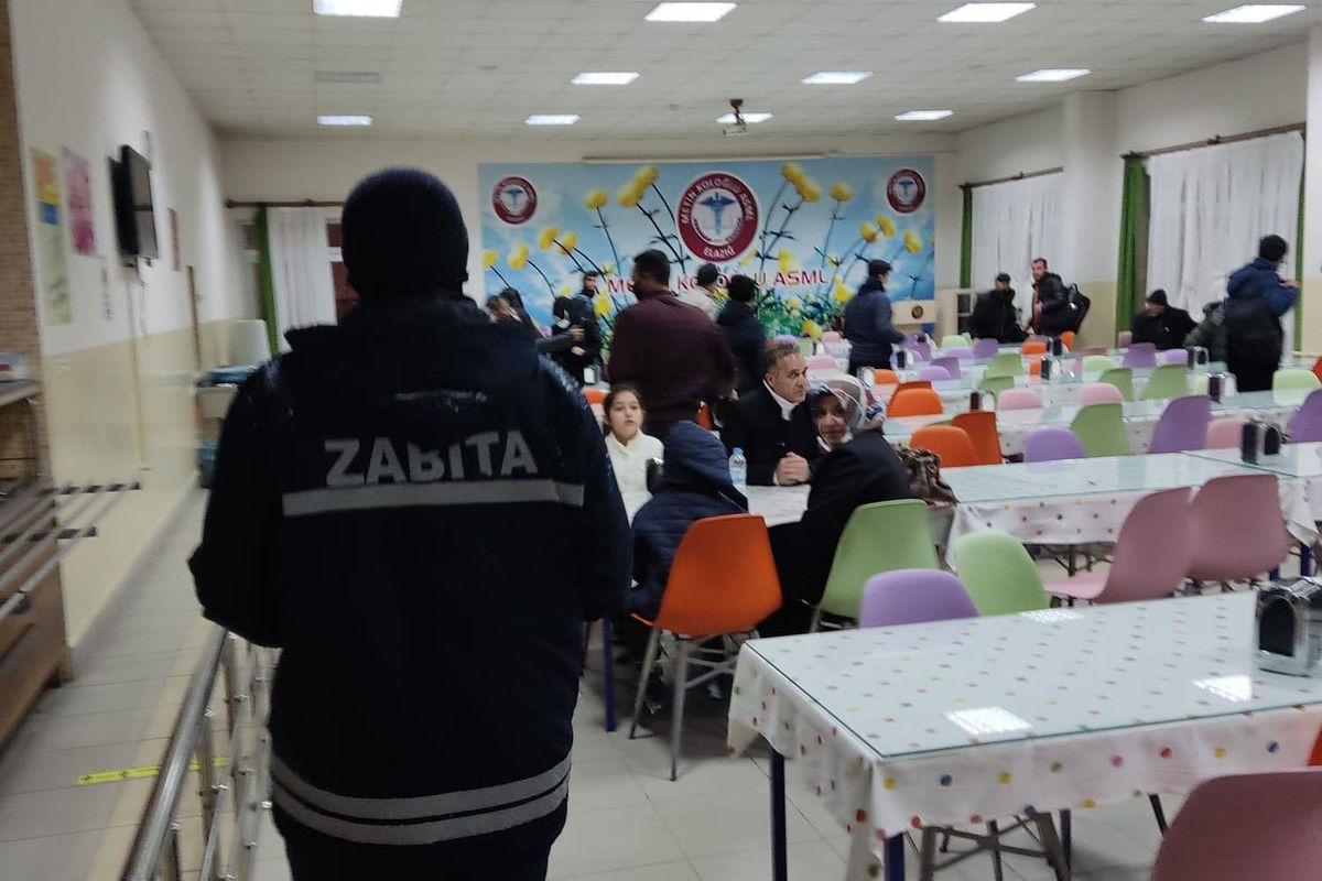 Elazığ\'da kar ve tipi nedeniyle mahsur kalan 479 yolcuyu valilik misafir etti