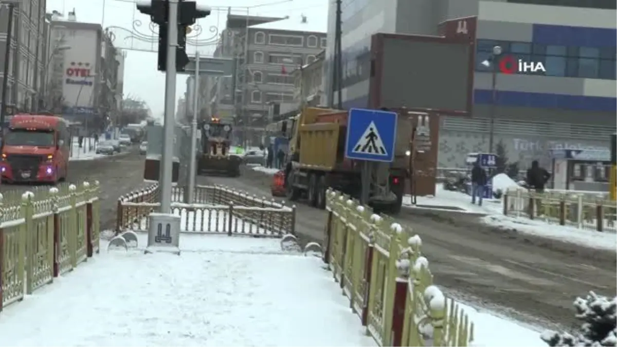 Erzurum'da kar hayatı olumsuz etkiledi