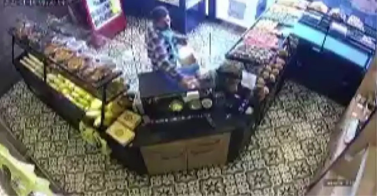 Esenyurt'ta fırına gelen adam yardım kutularını çaldı üstüne birde kasiyerden para aldı