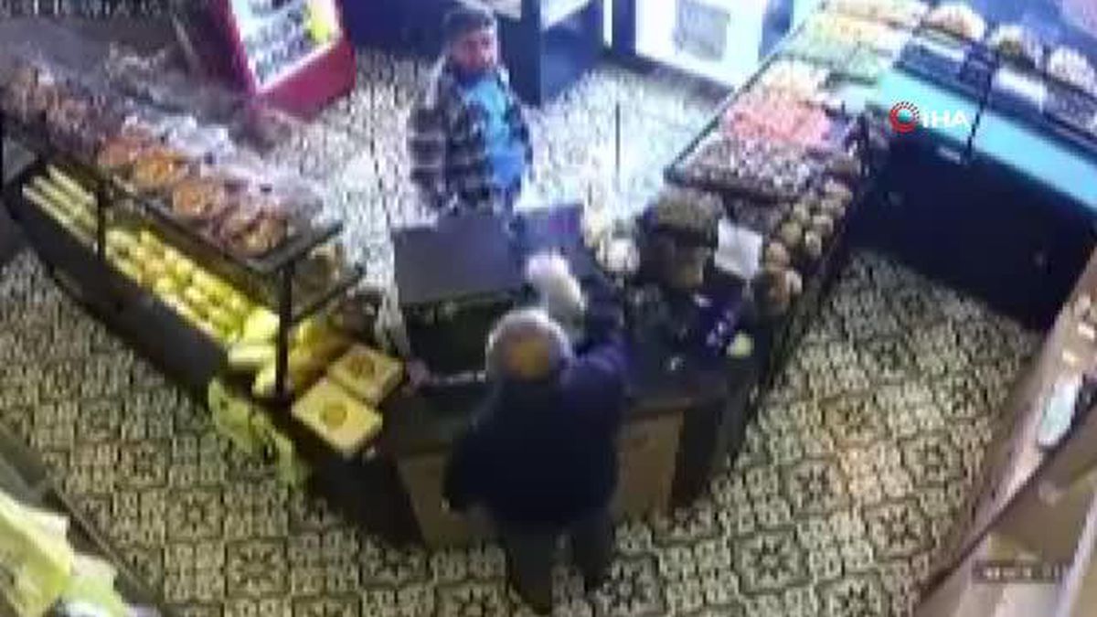 Esenyurt'ta fırına gelen adam yardım kutularını çaldı, üstüne birde kasiyerden para aldı